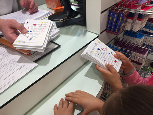 Repartiendo los panfletos de vida saludable creados por alumnado de Infantil en la farmacia del barrio.