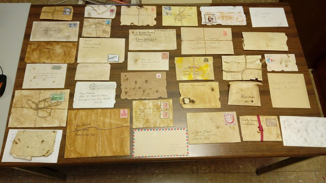 Cartas desde el frente redactadas por los alumnos en diversos idiomas y envejecidas con técnicas manuales.