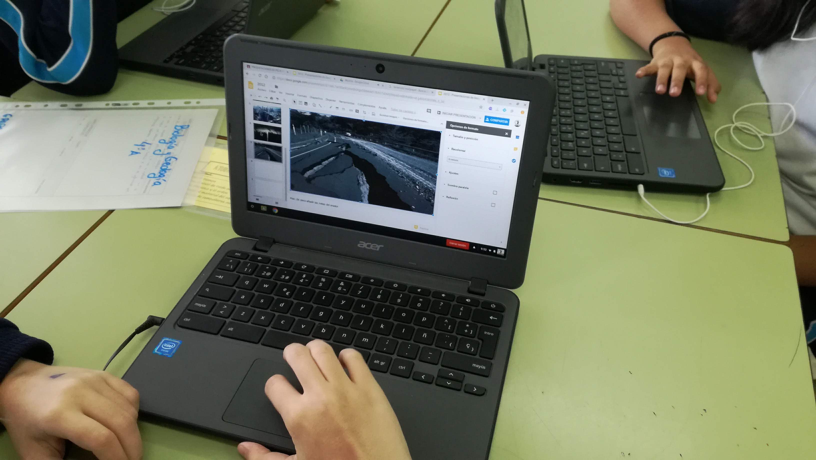 Trabajo cooperativo con dispositivos en el aula.