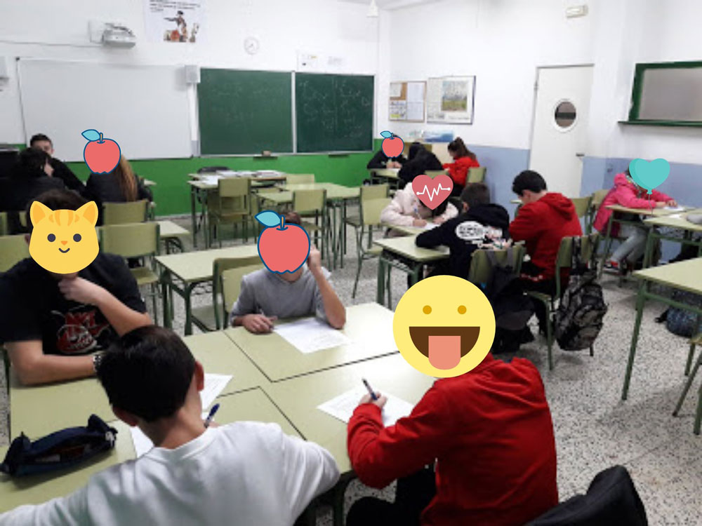 Alumnos realizando un examen cooperativo. 