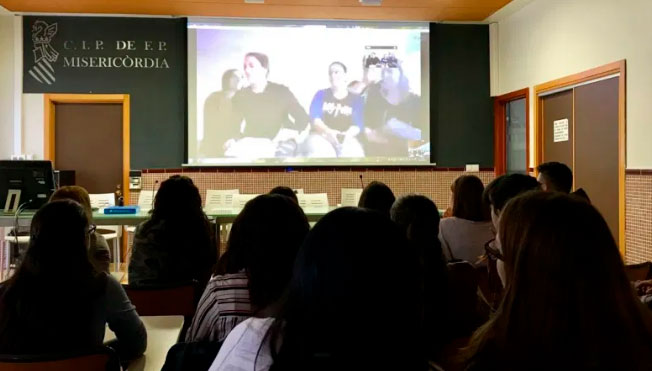 Videoconferencia entre alumnado de Educación Infantil del CIPFP Misericordia de Valencia y el de Estética del IES EL Batán de Mieres. 