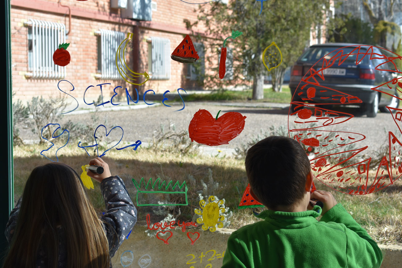 Niños participando en el Muro Solidario.