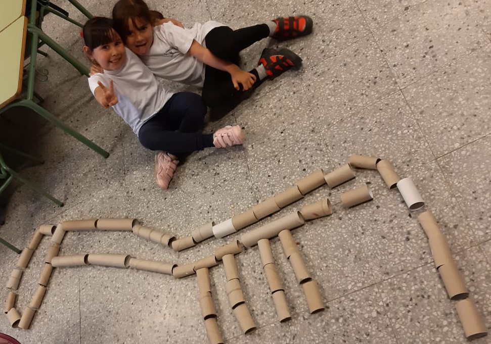 Construyendo dinosaurios con tubos de papel higiénico