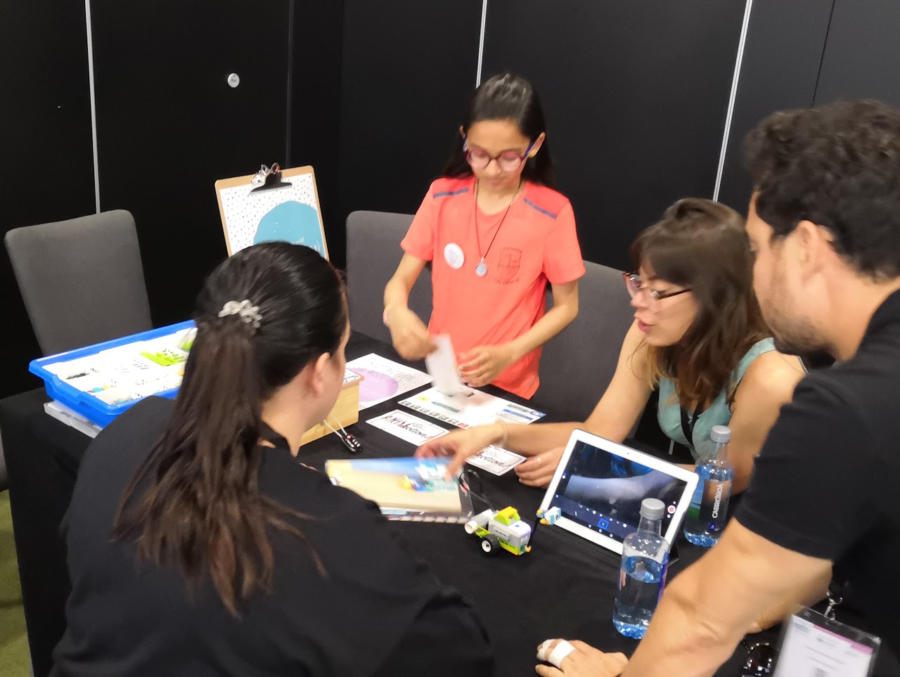 Alumnos explicando el proyecto Storytelling Robots en la conferencia ITWorldEdu en Barcelona.