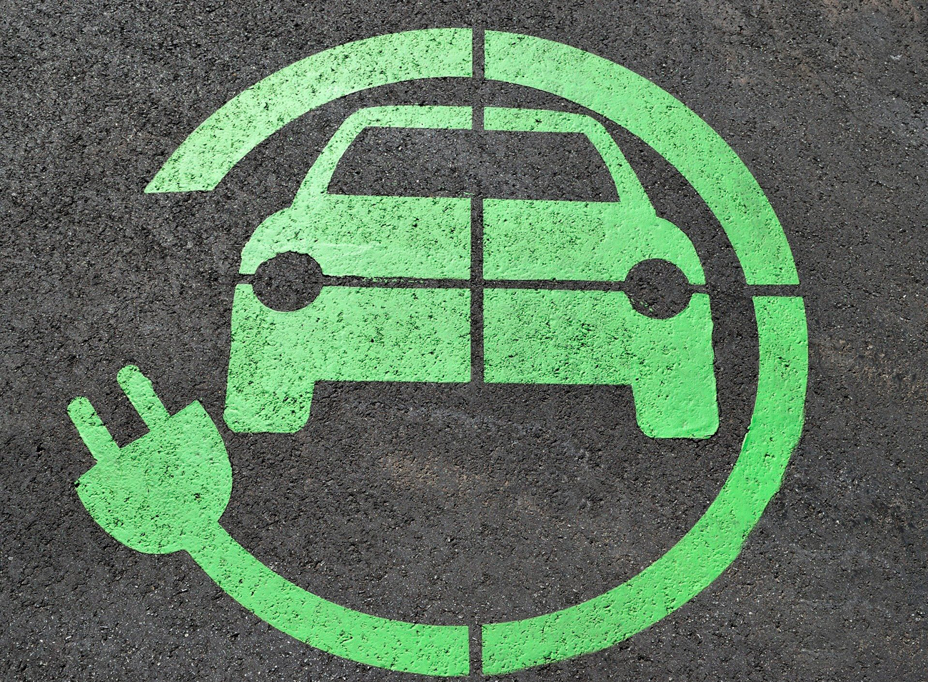 Vehículo eléctrico. Pixabay. Electric Charge Road Sign. (Licencia Pixabay) 
