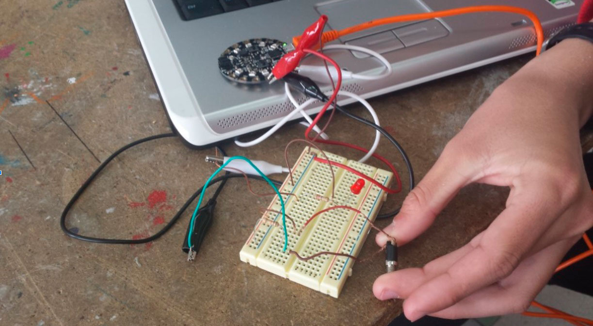 Programando la placa Adafruit con Arduino en el taller. 
