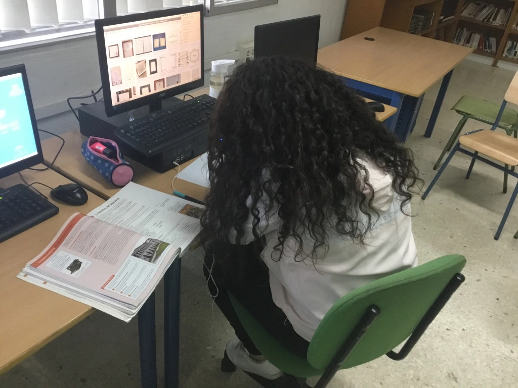 Alumna realizando una actividad