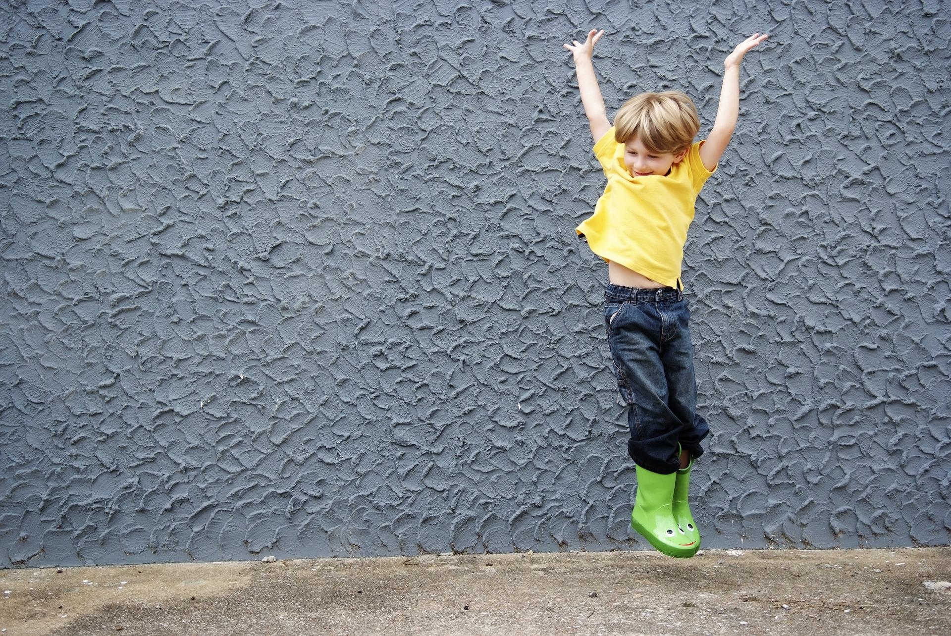 Figura 3. Niño saltando. Fuente: Pixabay (banco libre de imágenes)