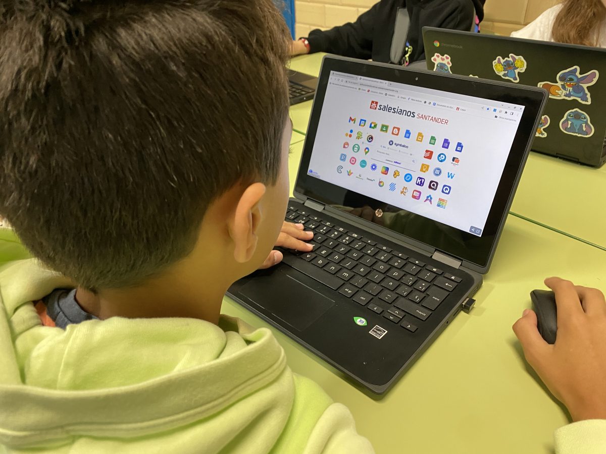 Alumno accediendo al repositorio de herramientas digitales para la creación de tareas digitales.