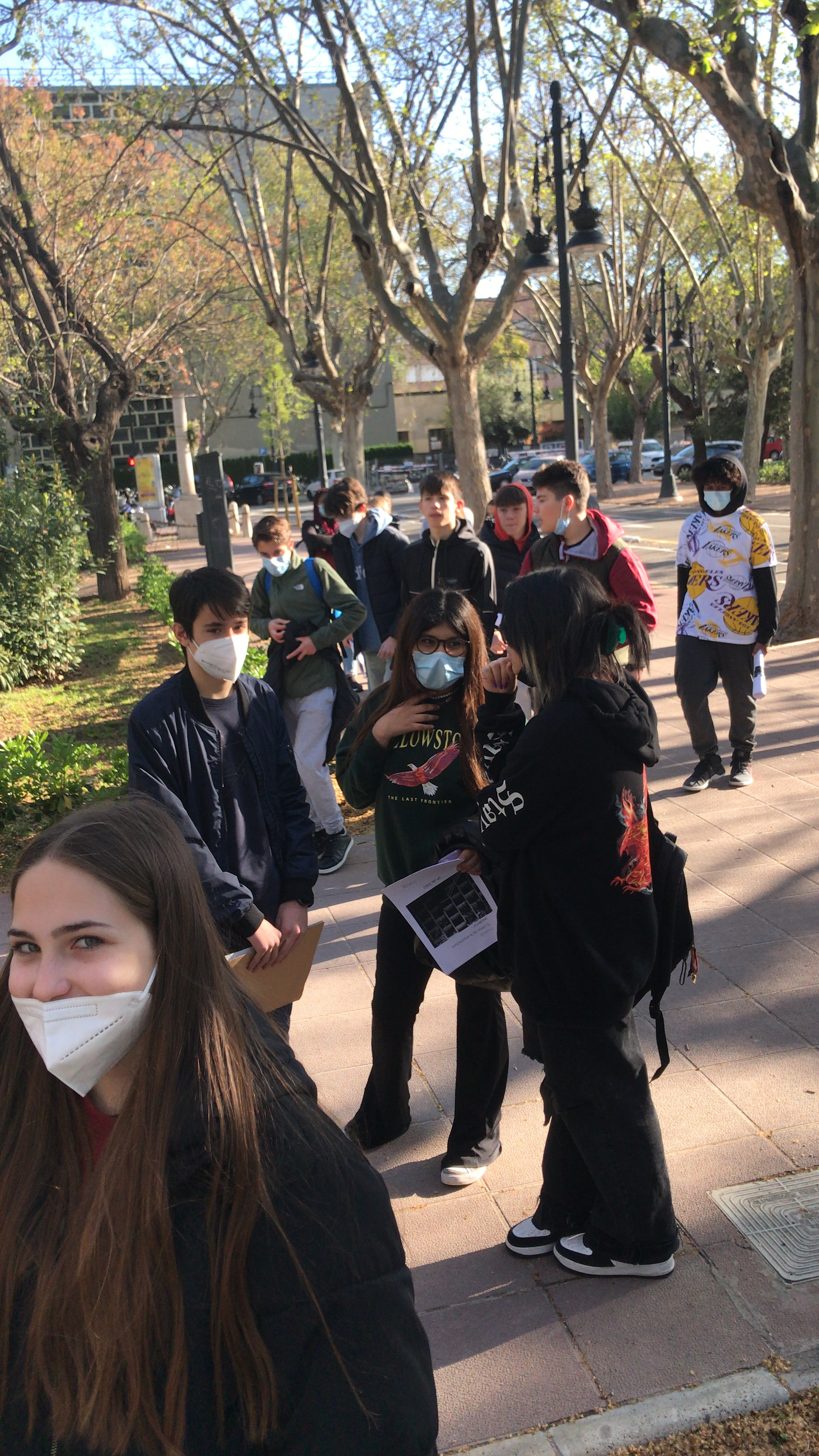 El grupo visitando los edificios de la Universidad de Valencia