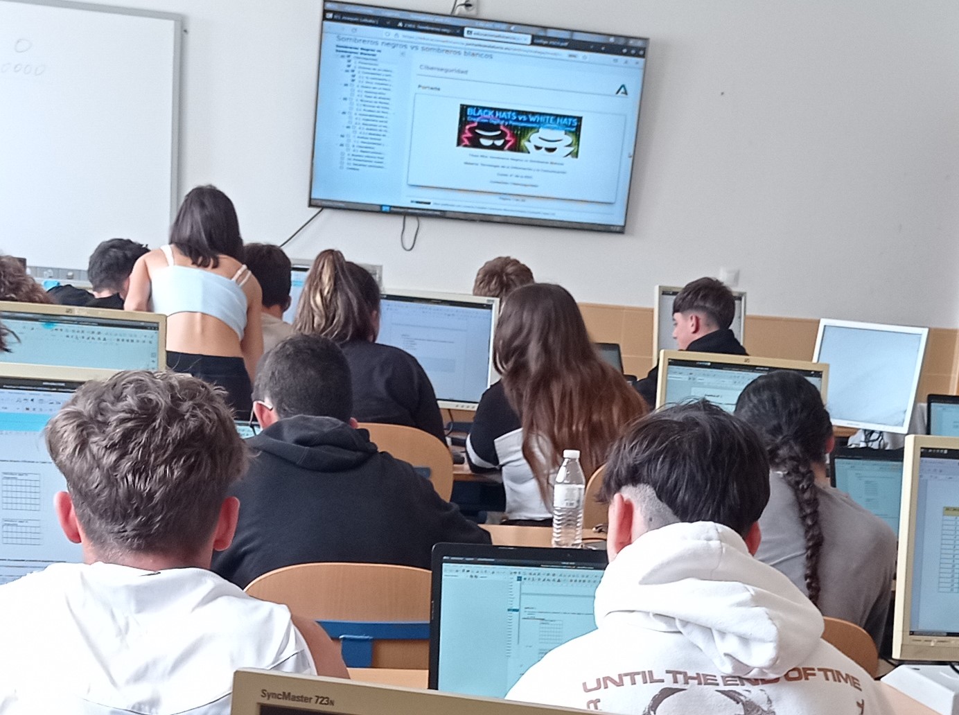 Presentación mediante pantalla en el aula de informática