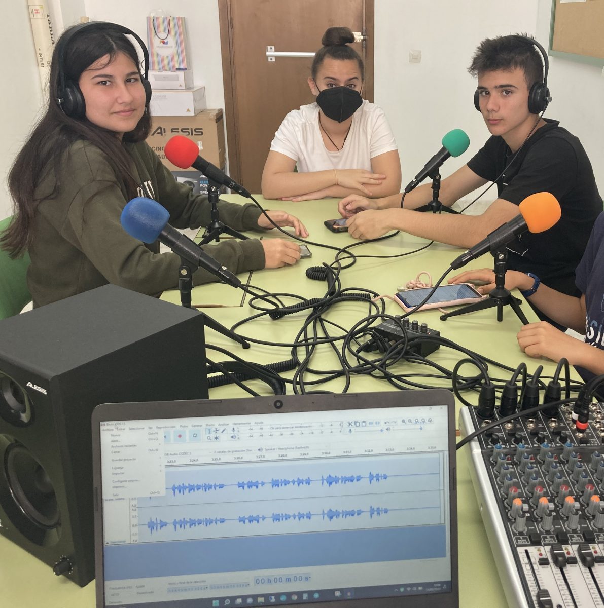 Equipo en Picasso FM listo para grabar su podcast 