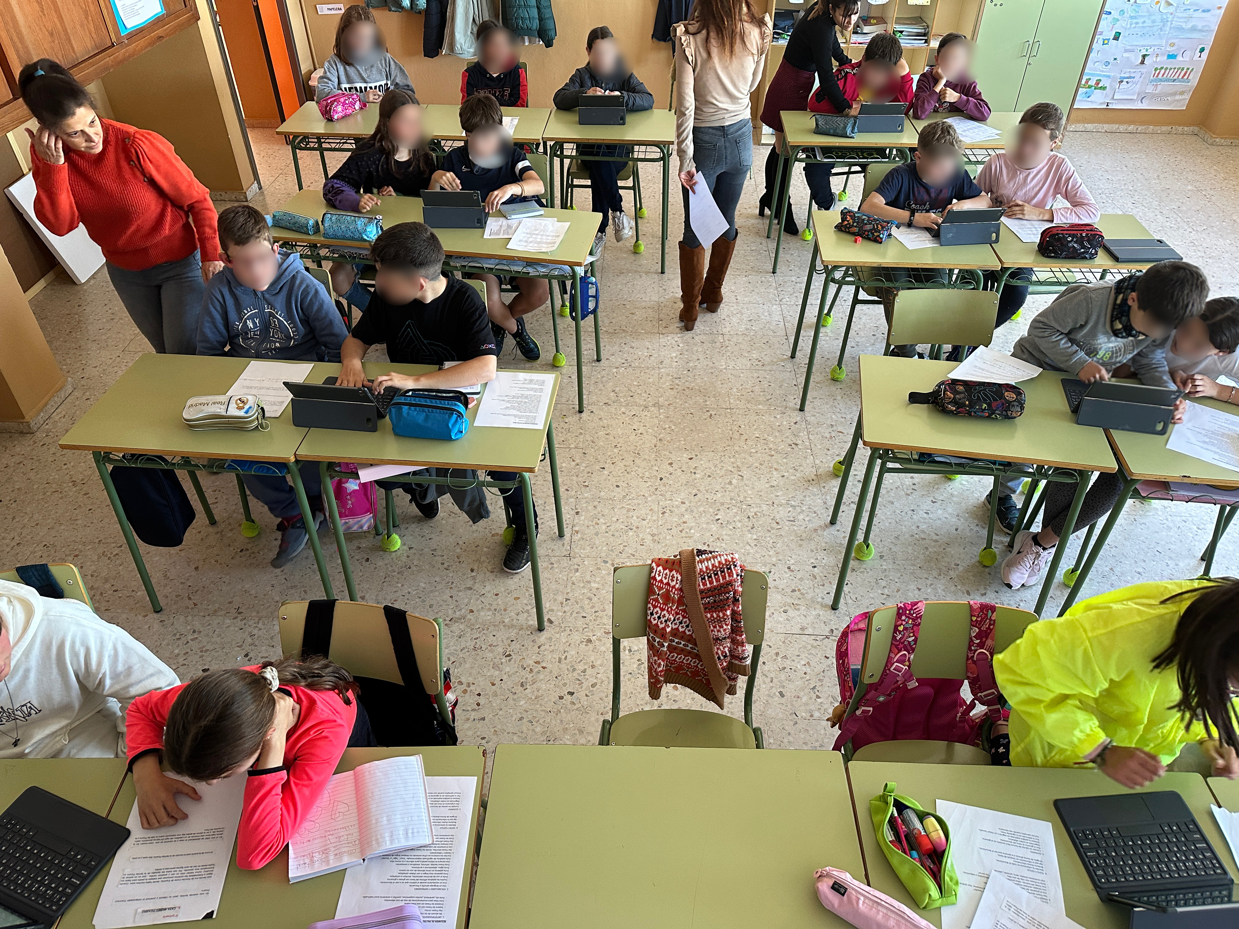 Alumnado pasando textos turísticos a lectura fácil