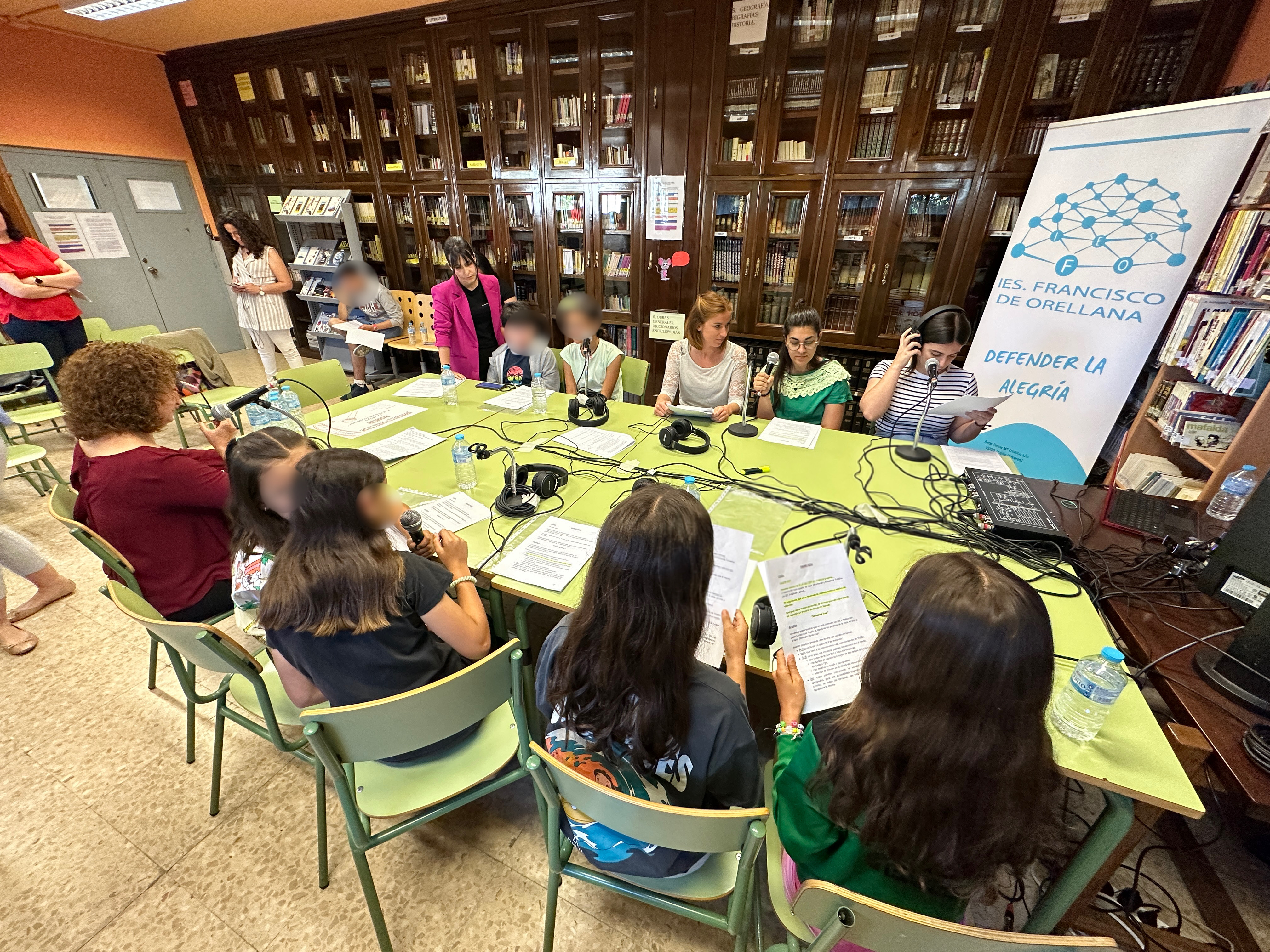 Alumnado en RadioEdu para difundir el proyecto