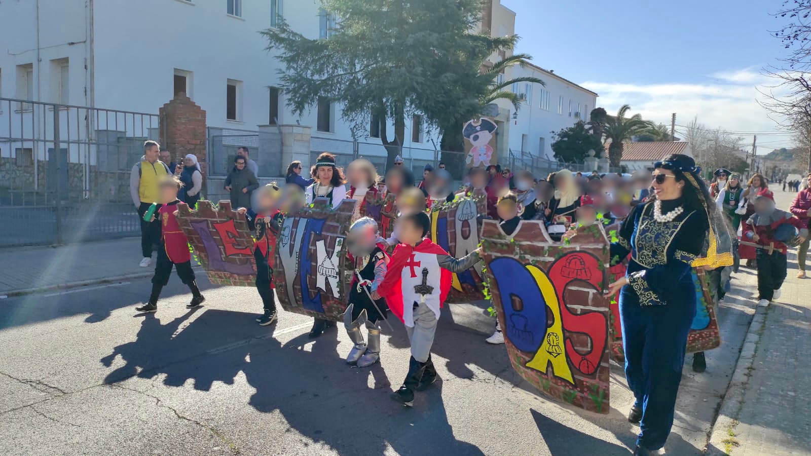 Desfile de carnaval con la temática del proyecto