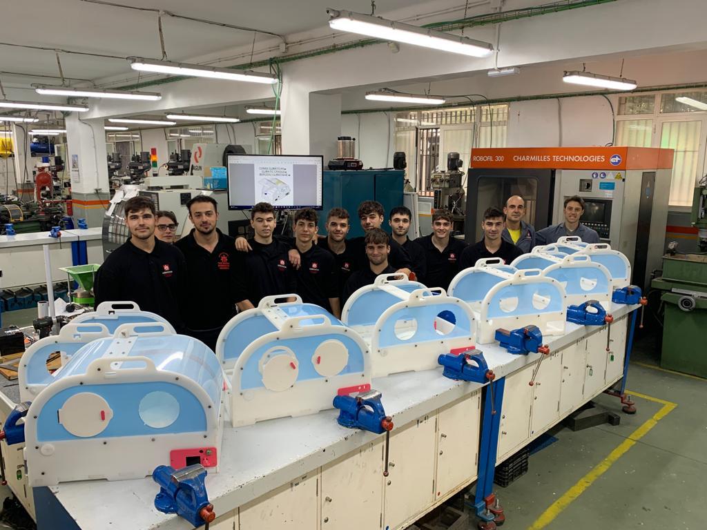 Alumnado de Los Boscos (Logroño) con las cunas fabricadas en su centro educativo