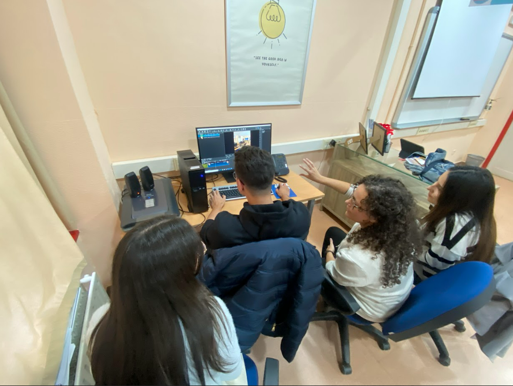 Alumnos de Administración y Finanzas trabajando en su empresa simulada DECASARRE