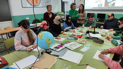 Alumnado con antifaces para experimentar los efectos de la privación sensorial