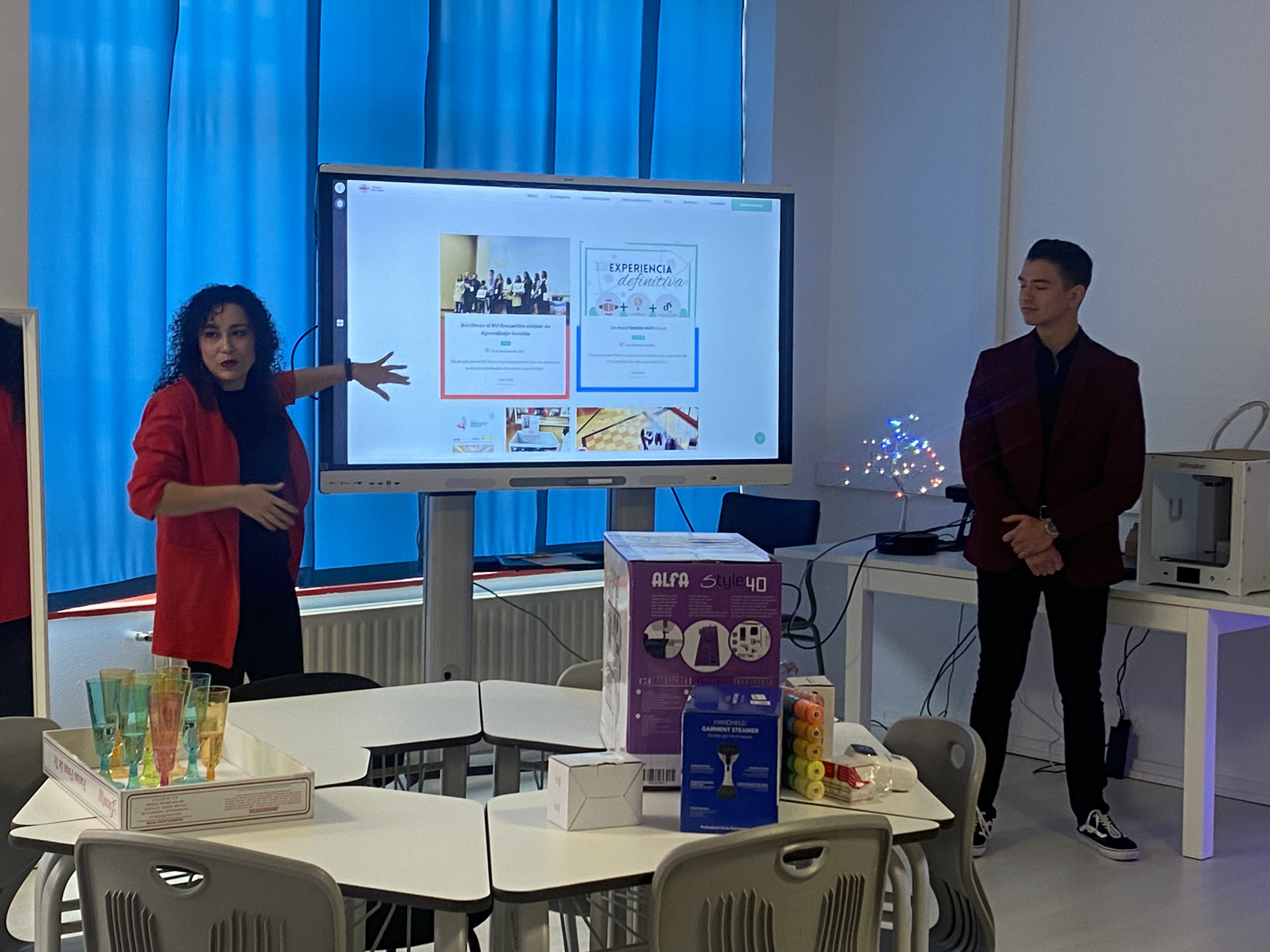 Alumnos de Administración y Finanzas exponiendo un proyecto en el Aula de Emprendimiento