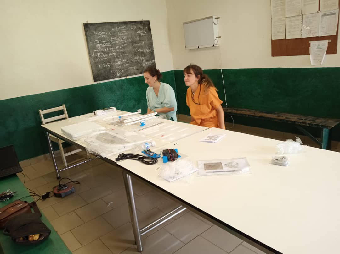 Personal sanitario voluntario preparado para montar las cunas con el manual de montaje preparado por el alumnado