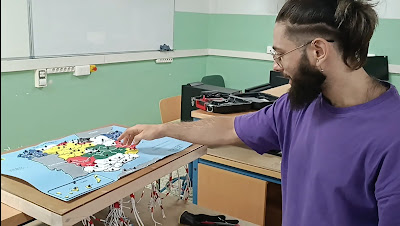 Prototipo de mapa político tiflológico con cableado visible