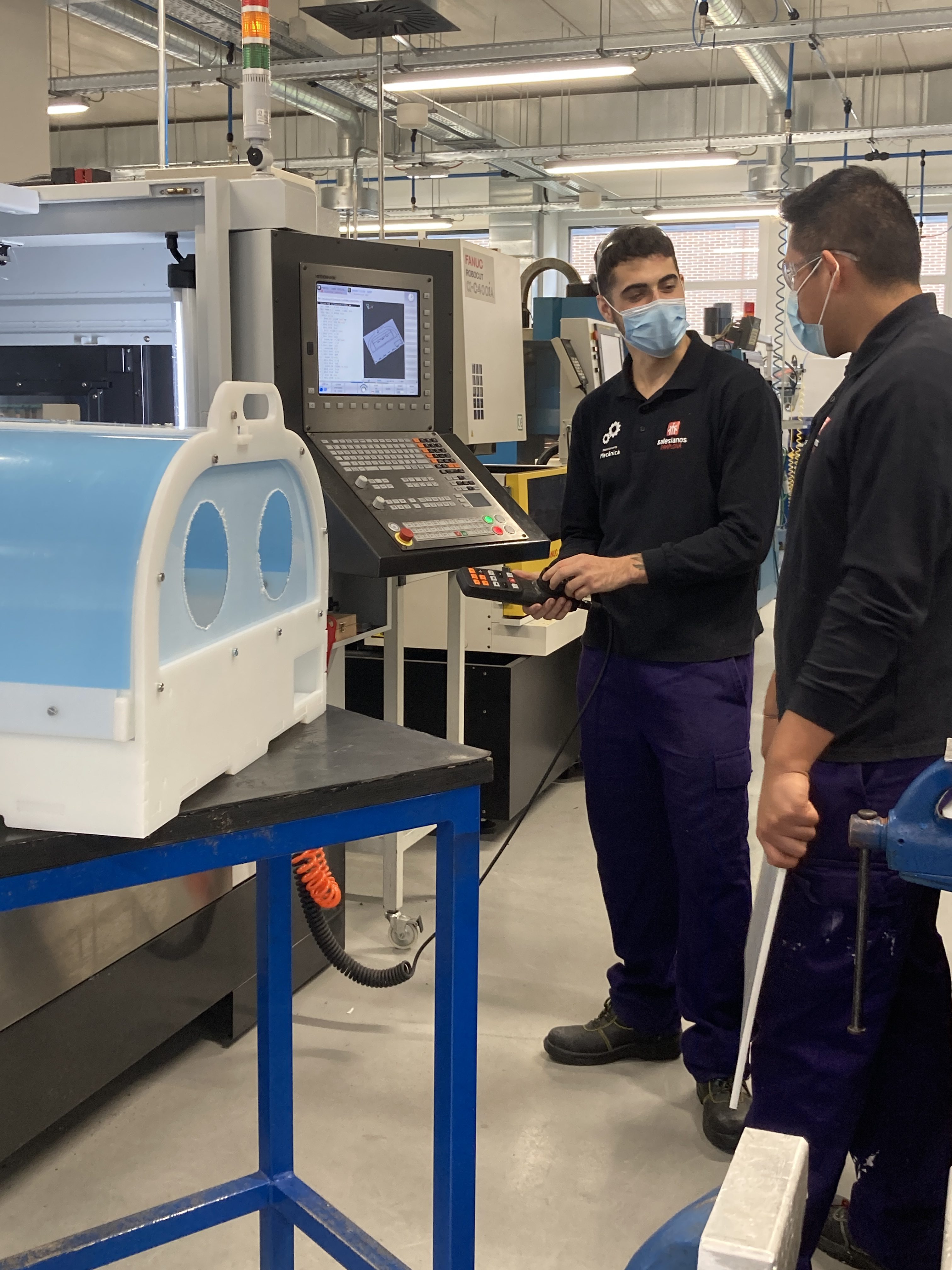 Alumnado ejecutando el proceso y comprobando que los productos cumplen las especificaciones