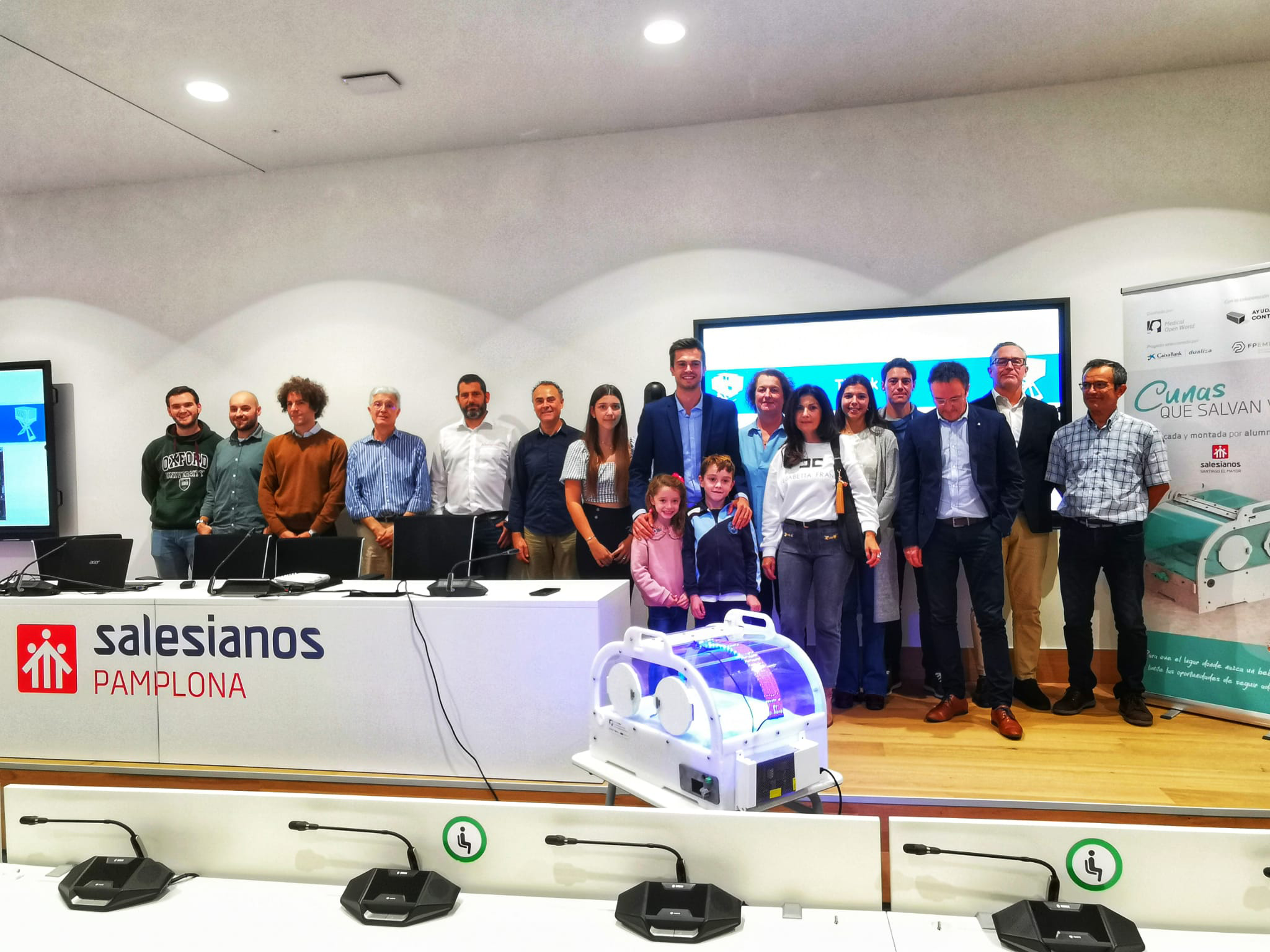 Acto de celebración de la entrega de la cuna nº50 con actores participantes del proyecto