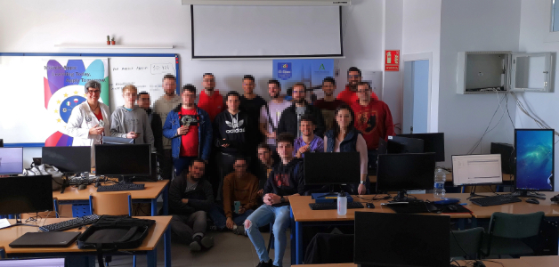 Alumnado de 2.º DAM desarrollador de la aplicación móvil junto con sus profesores y coordinadora Erasmus+ de la EOI El Ejido