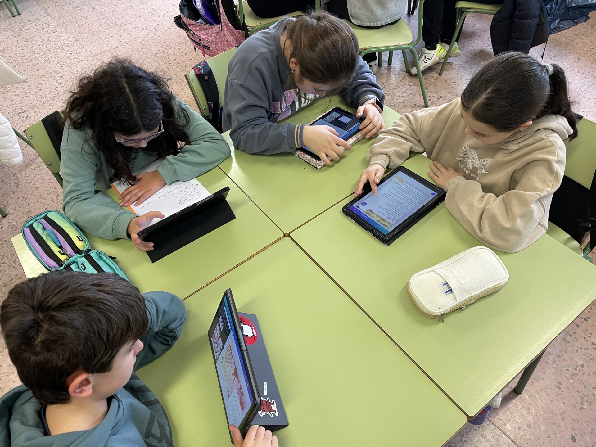 Alumnos trabajando con tabletas en el aula