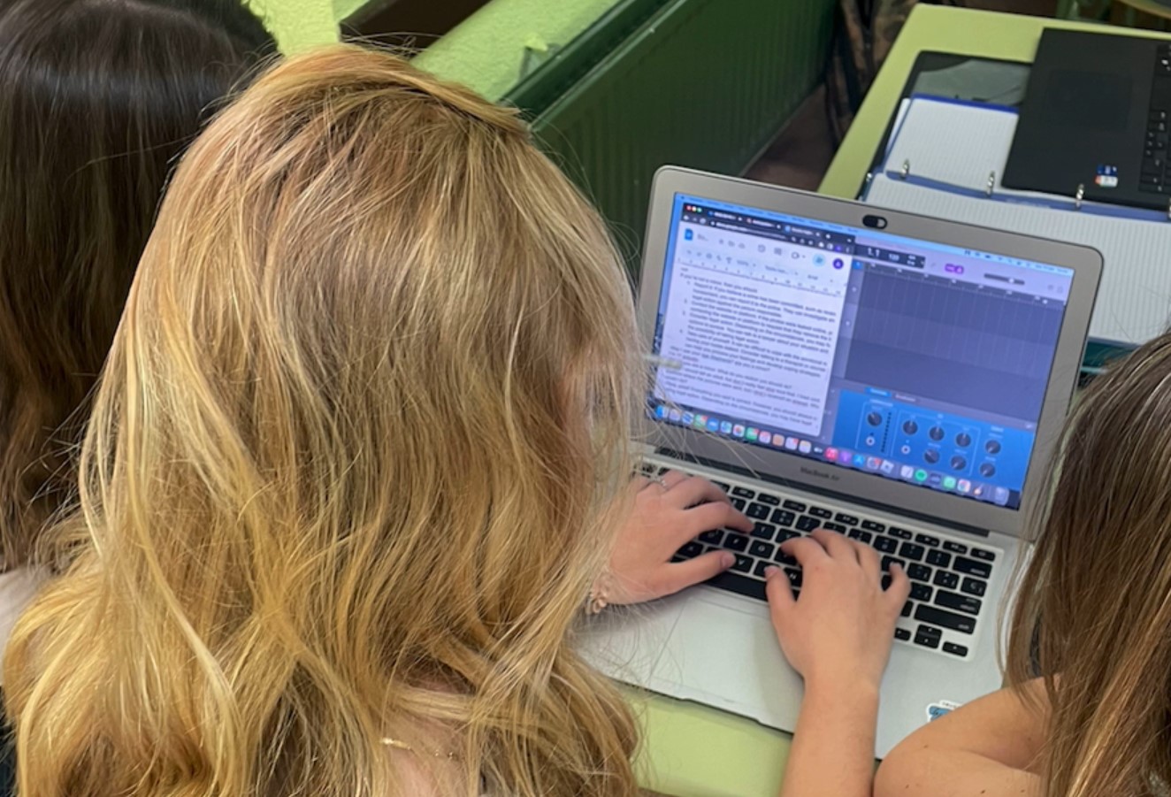 Estudiantes trabajando en los guiones de sus programas