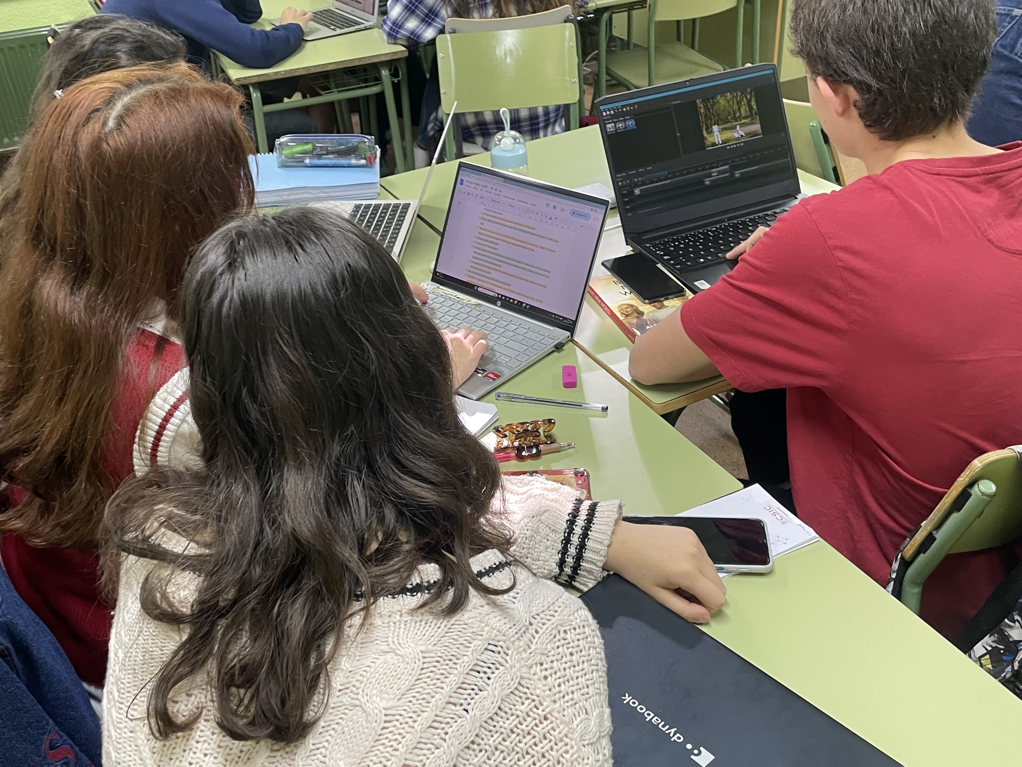 Estudiantes trabajando en la elaboración y edición de los pódcasts