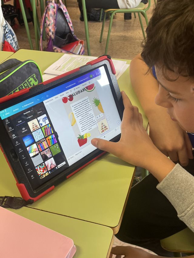 Alumno diseñando un cartel de hábitos saludables con Canva
