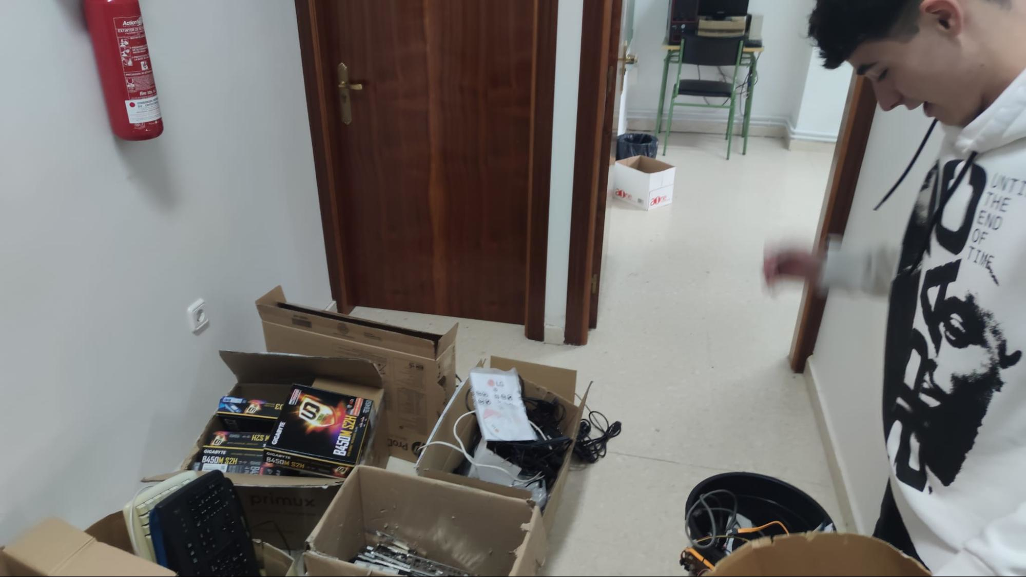 Alumnado trabajado en el desmontaje de equipos