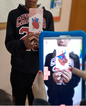Alumno investigando realidad aumentada con Body Cards
