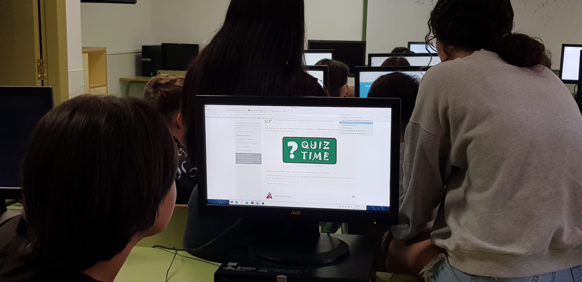 Alumnado realizando una prueba para sus compañeros