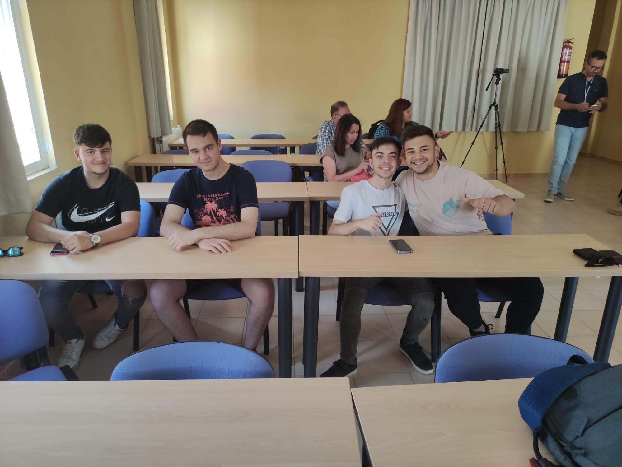 Alumnado asistiendo a presentar la experiencia a jornada de innovación