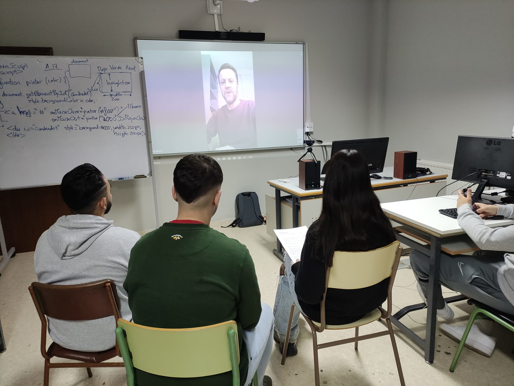 Alumnado entrevistando a informáticos profesionales