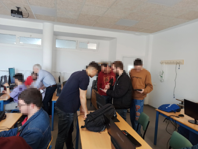 Alumnado mostrando su producto al equipo Erasmus+ de la EOI de El Ejido y cerrando ciclo de tarea eduScrum con su profesor Gabriel