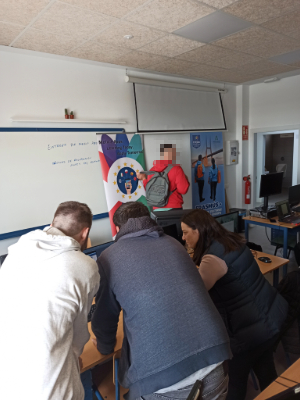 Alumnado mostrando el diseño de la interfaz en el emulador con la coordinadora Erasmus+ de la EOI El Ejido