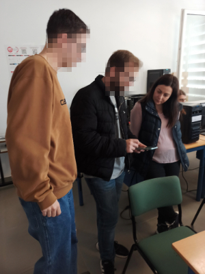 Alumnado mostrando la captura de imágenes con el dispositivo para la inserción en la aplicación a la coordinadora