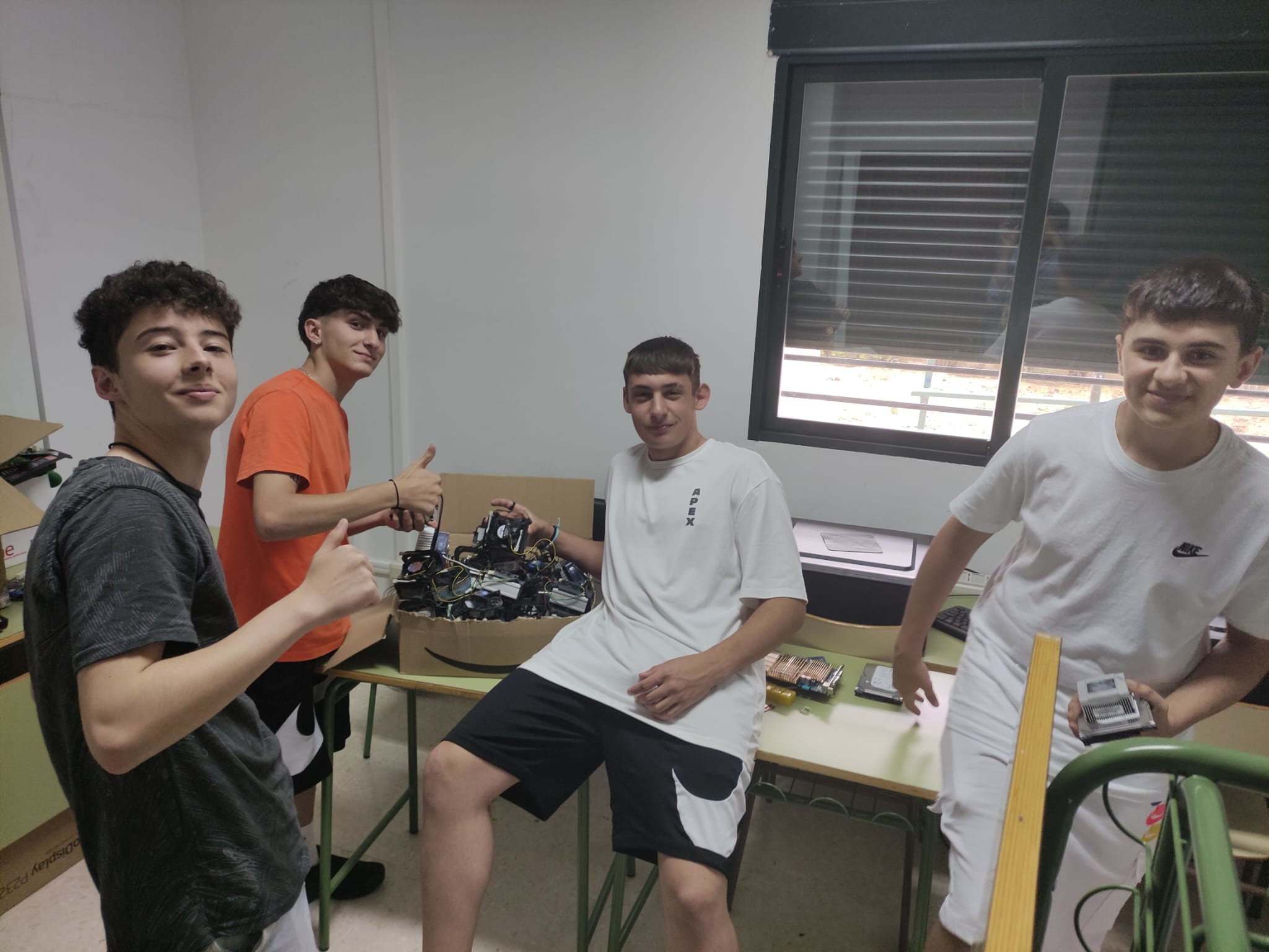 Alumnado trabajando en almacén recuperado como laboratorio de informática