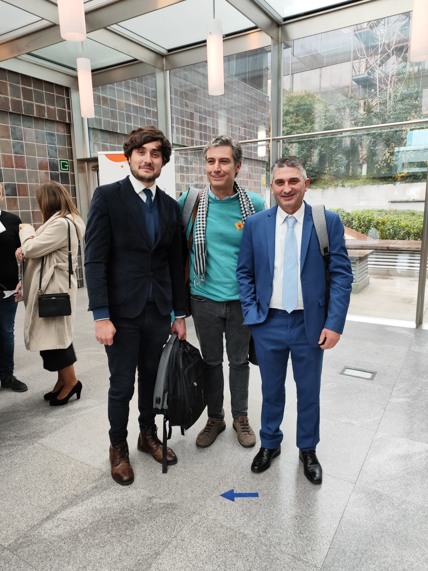 Docentes recogiendo reconocimiento por la experiencia