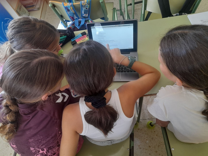 Alumnas usando las herramientas digitales de forma colaborativa