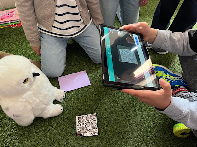 UPD 6 Actividad: Imagen de la lechuza y alumno escaneando el código QR.