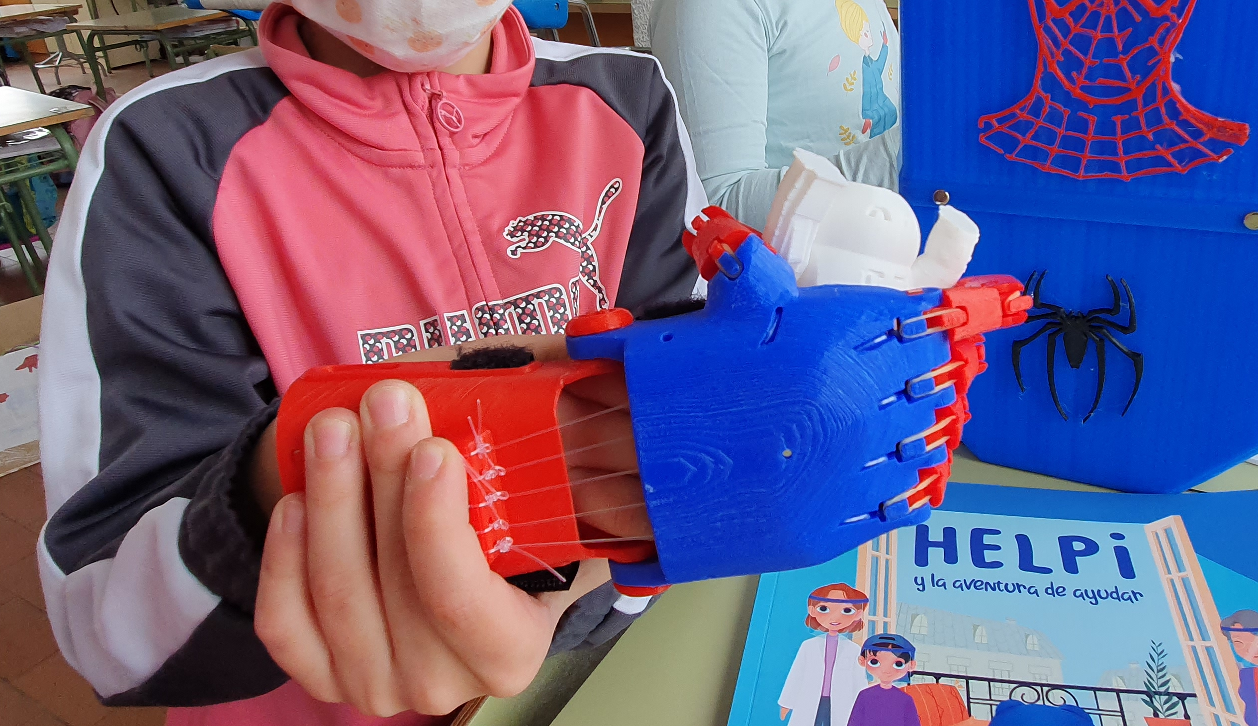Probando mano protésica construida por el alumnado de 4º, 5º y 6º.