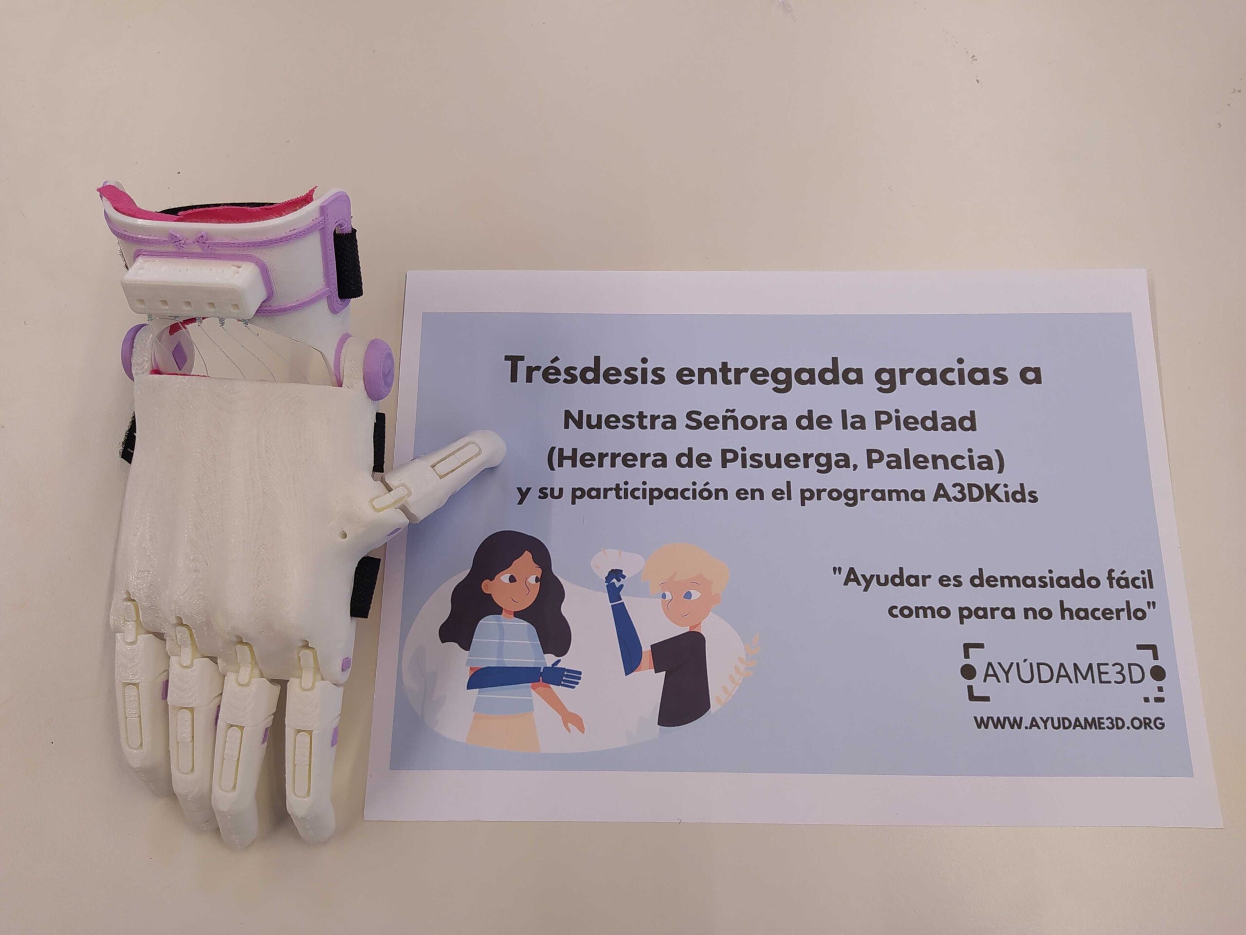 Mano protésica creada para Daniella y certificado para el centro