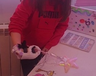Daniela utilizando su nueva mano protésica