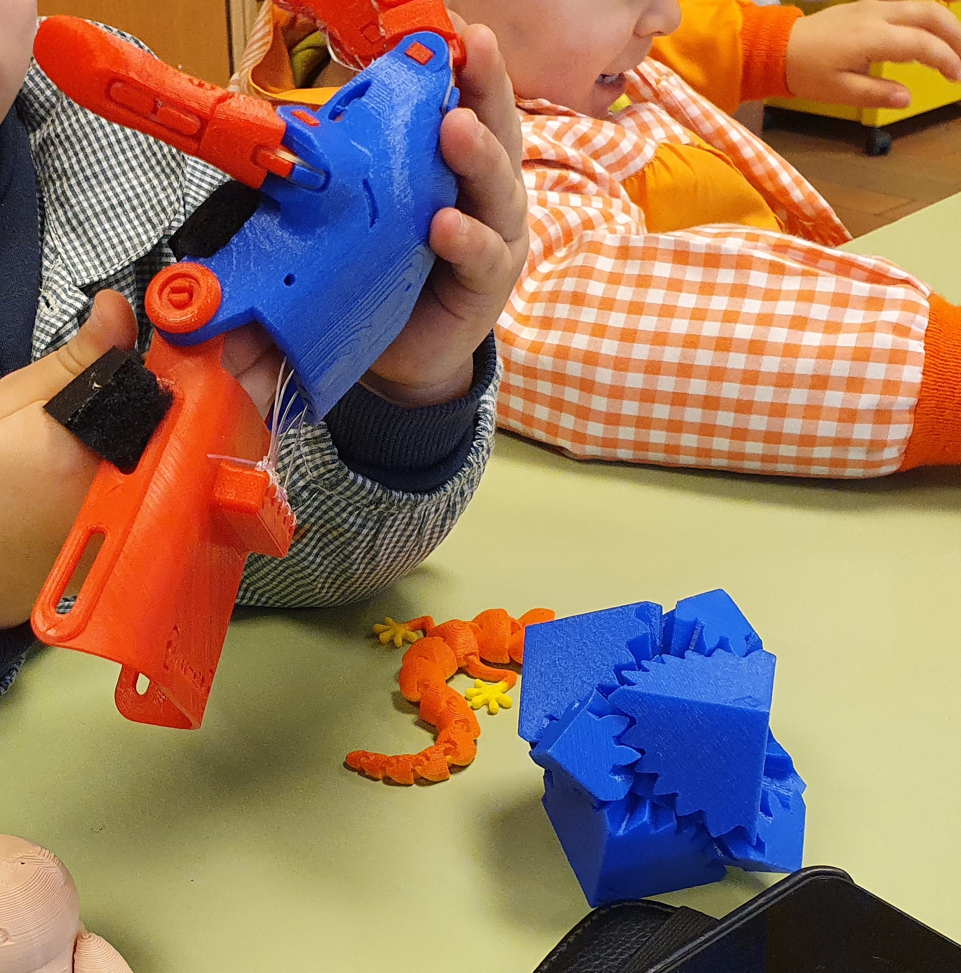  Alumnos de infantil probando manos protésicas construidas por el alumnado de 4º, 5º y 6º