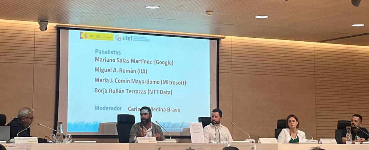 Foto de los panelistas participantes en la mesa de la Jornada IA en educación (Carlos Medina, Mariano Salas, Miguel Román, María Comín y Borja Rullán)