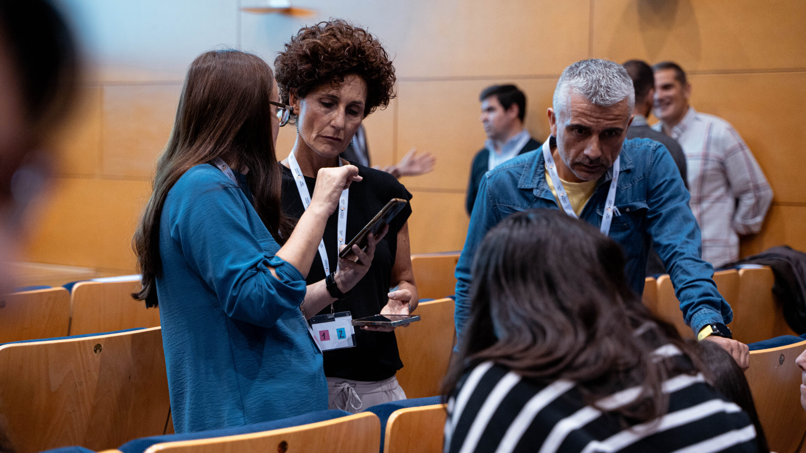 Asistentes conversando previa a la inauguración del Congreso
